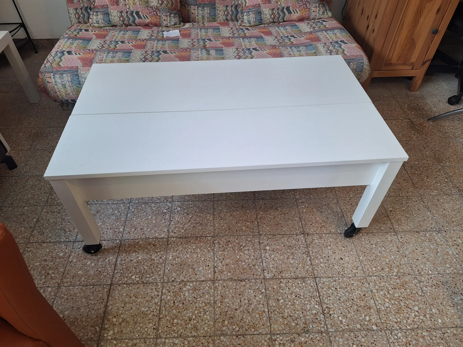 Modern kanapé / dohányzó asztal tárolóval fehér matt bei Bútorsarok in Letenye