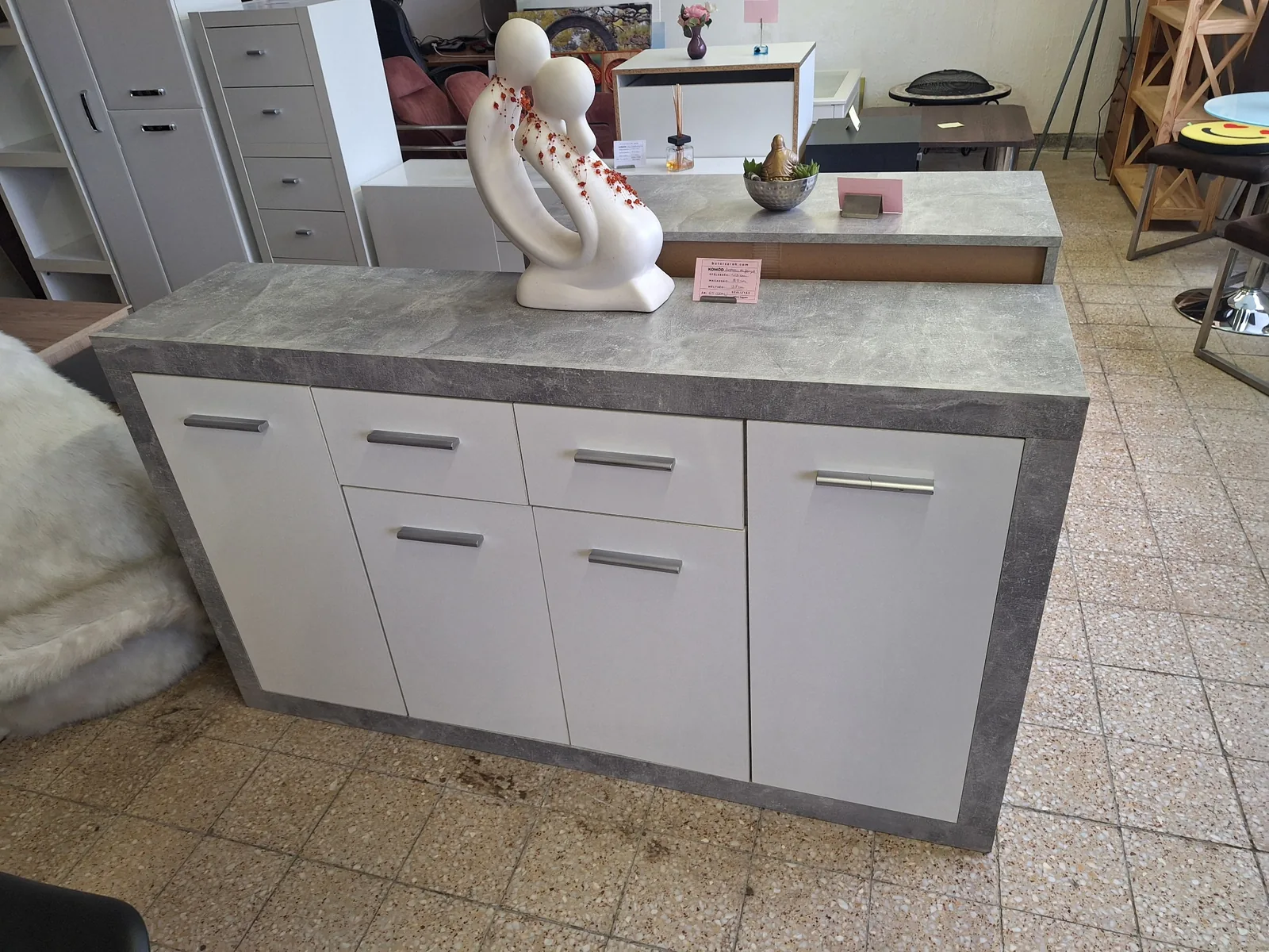 Beton hatású/ fehér magasfényű 4 ajtós 2 fiókos komód bei Bútorsarok in Letenye