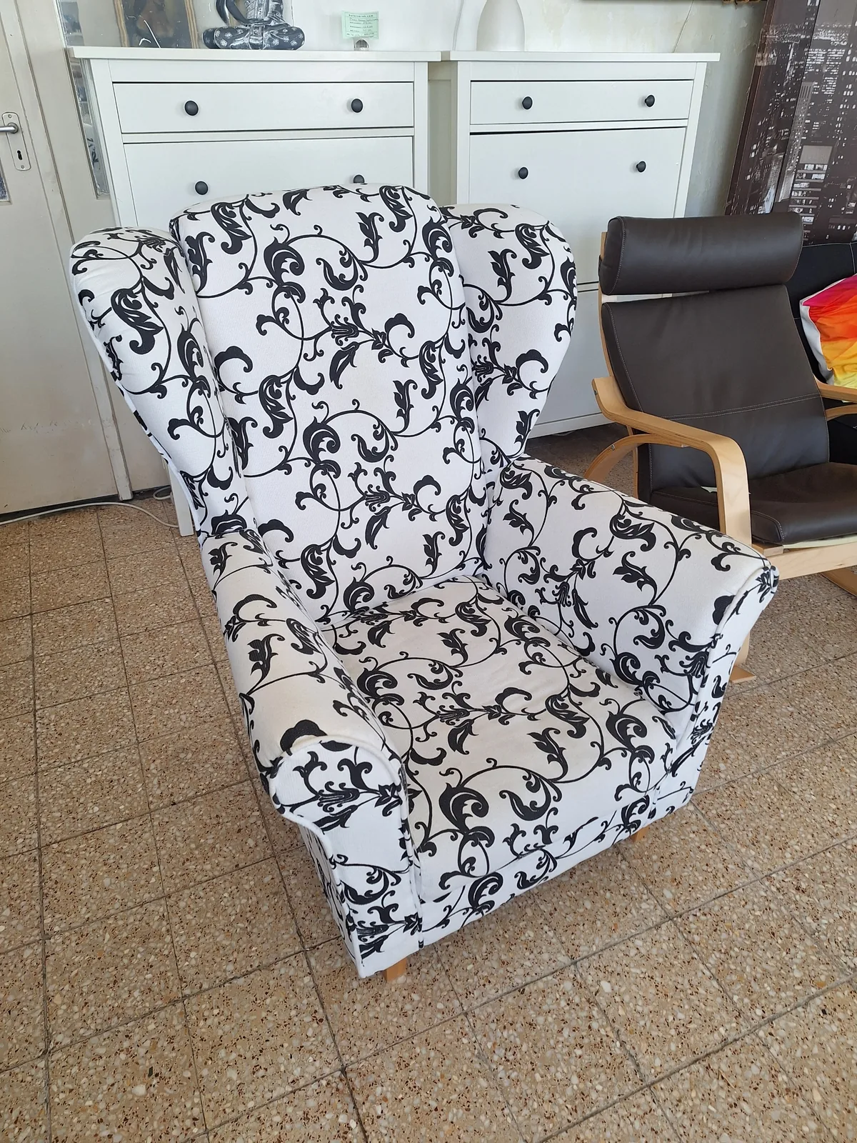 Kényelmes füles fotel virág/levél mintával bei Bútorsarok in Letenye
