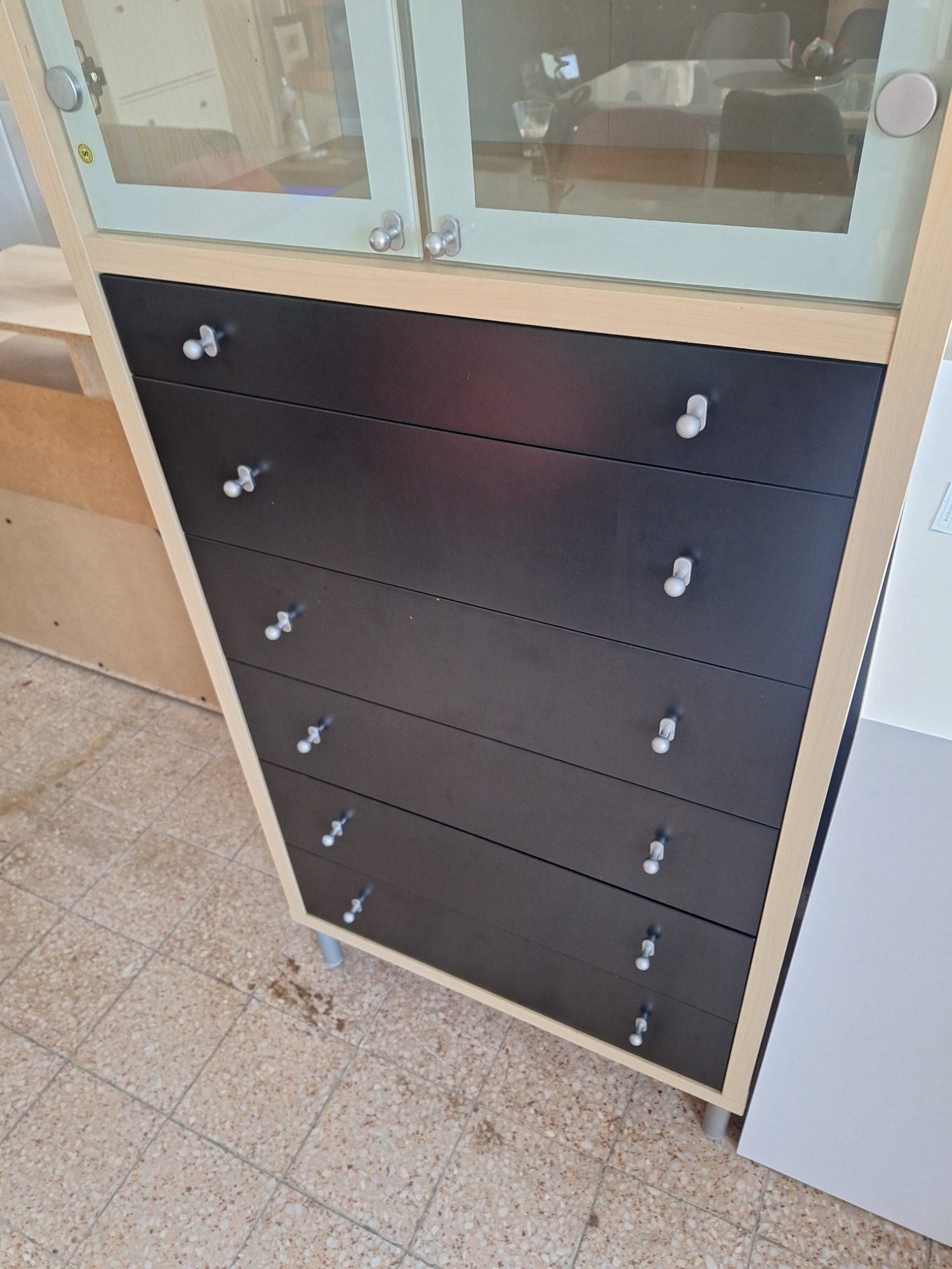 Ikeás 6 fiókos 2 ajtós masszív vitrines szekrény – 2. nézet