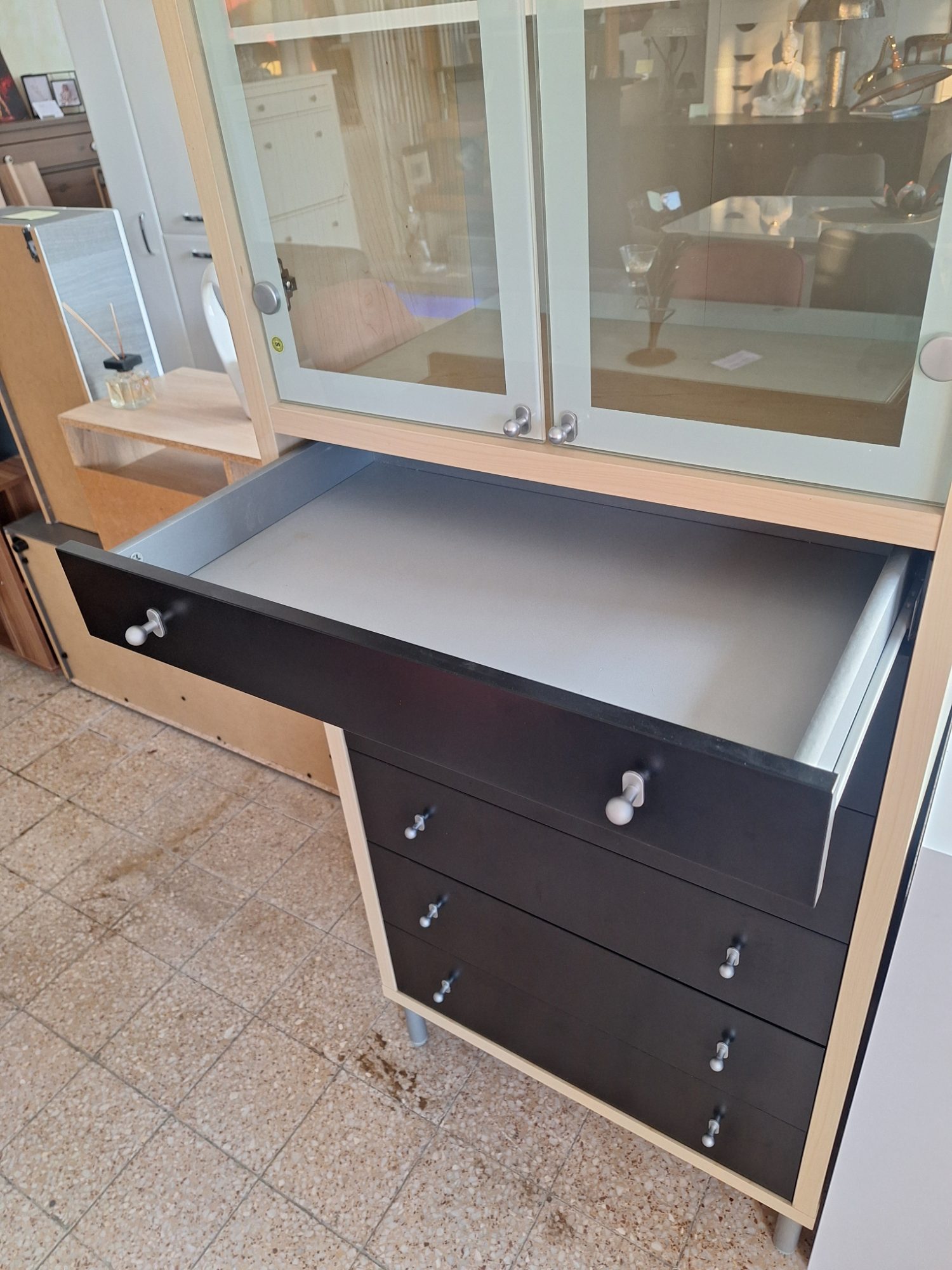 Ikeás 6 fiókos 2 ajtós masszív vitrines szekrény – 4. nézet
