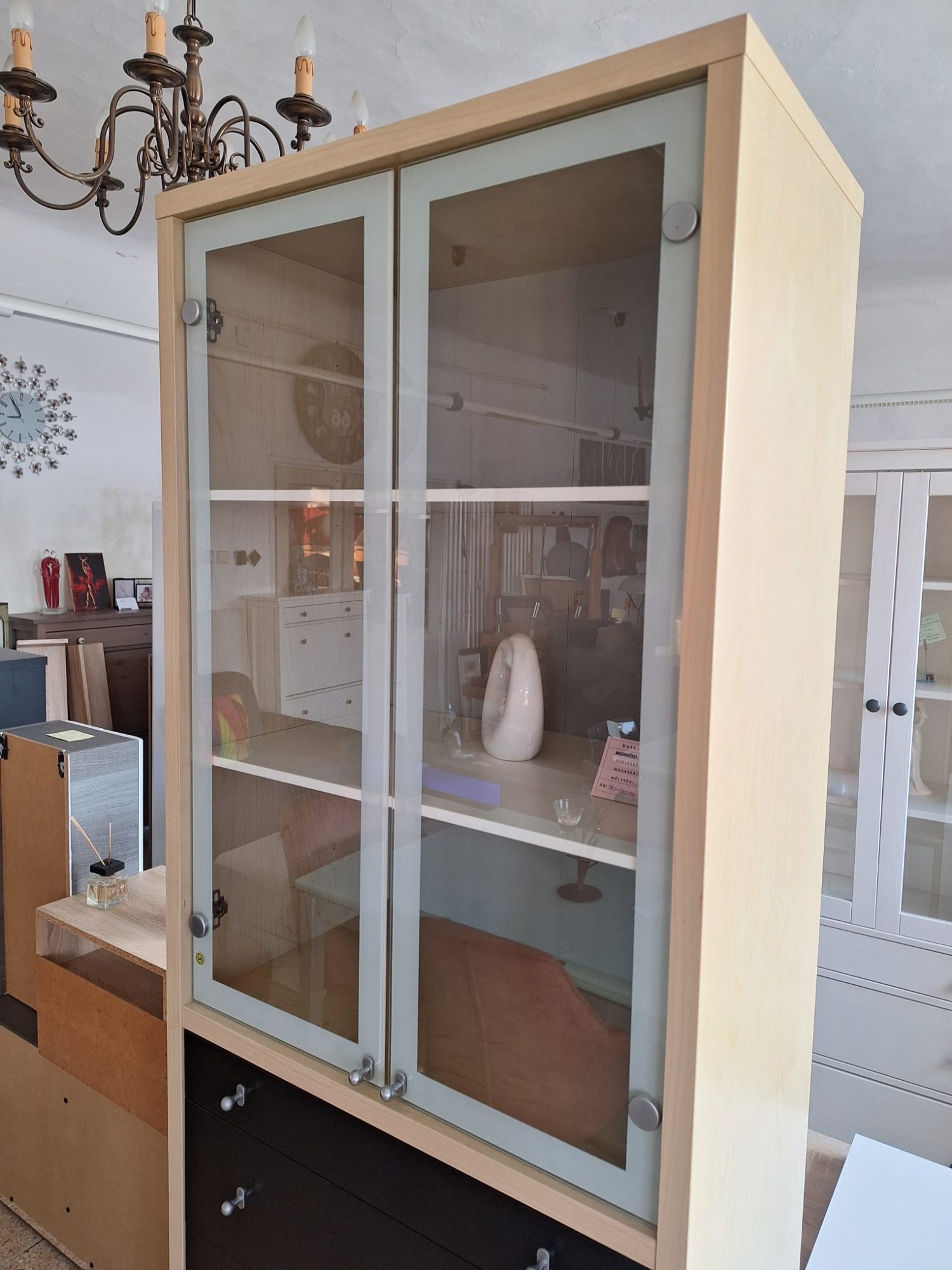 Ikeás 6 fiókos 2 ajtós masszív vitrines szekrény – 5. nézet