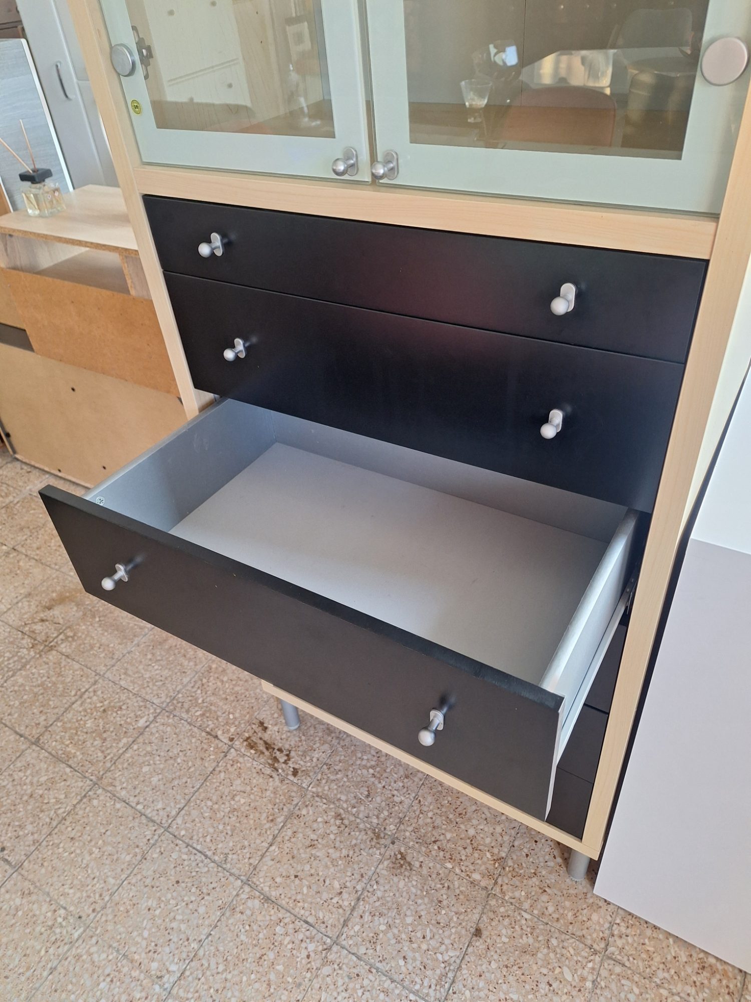 Ikeás 6 fiókos 2 ajtós masszív vitrines szekrény – 6. nézet