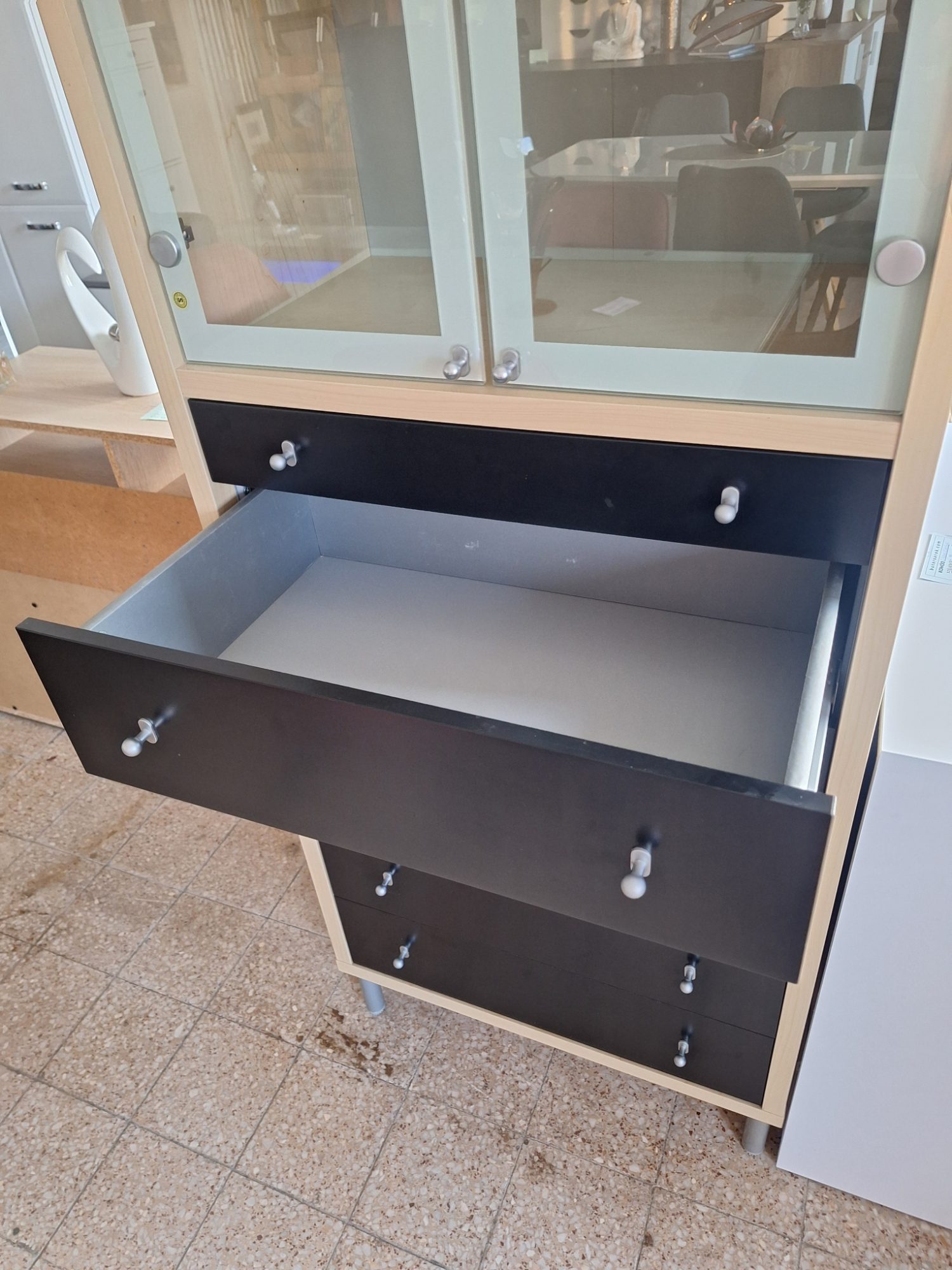 Ikeás 6 fiókos 2 ajtós masszív vitrines szekrény – 3. nézet