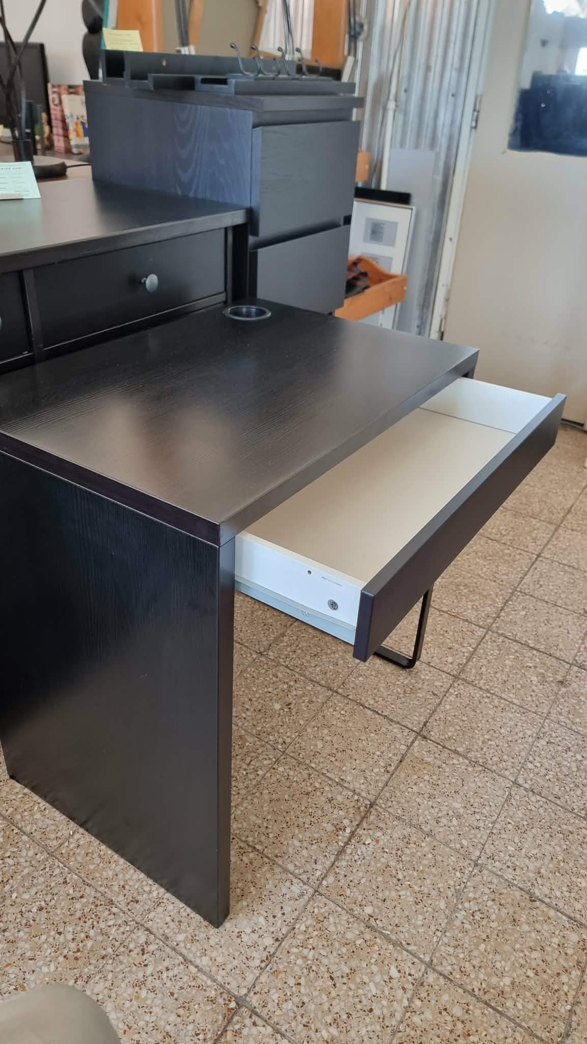 Ikeás 1 fiókos feketére pácolt íróasztal – 2. nézet