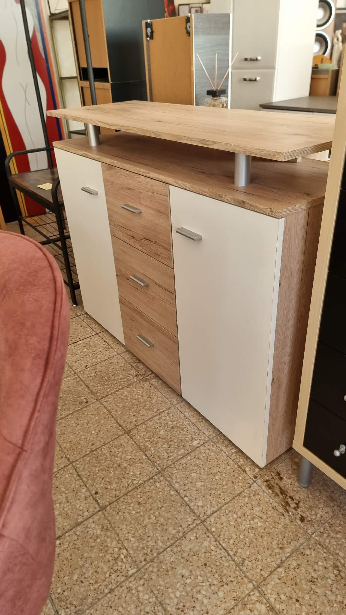 Tölgyfamintás 3 fiókos 2 ajtós komód magasítóval – 4. nézet