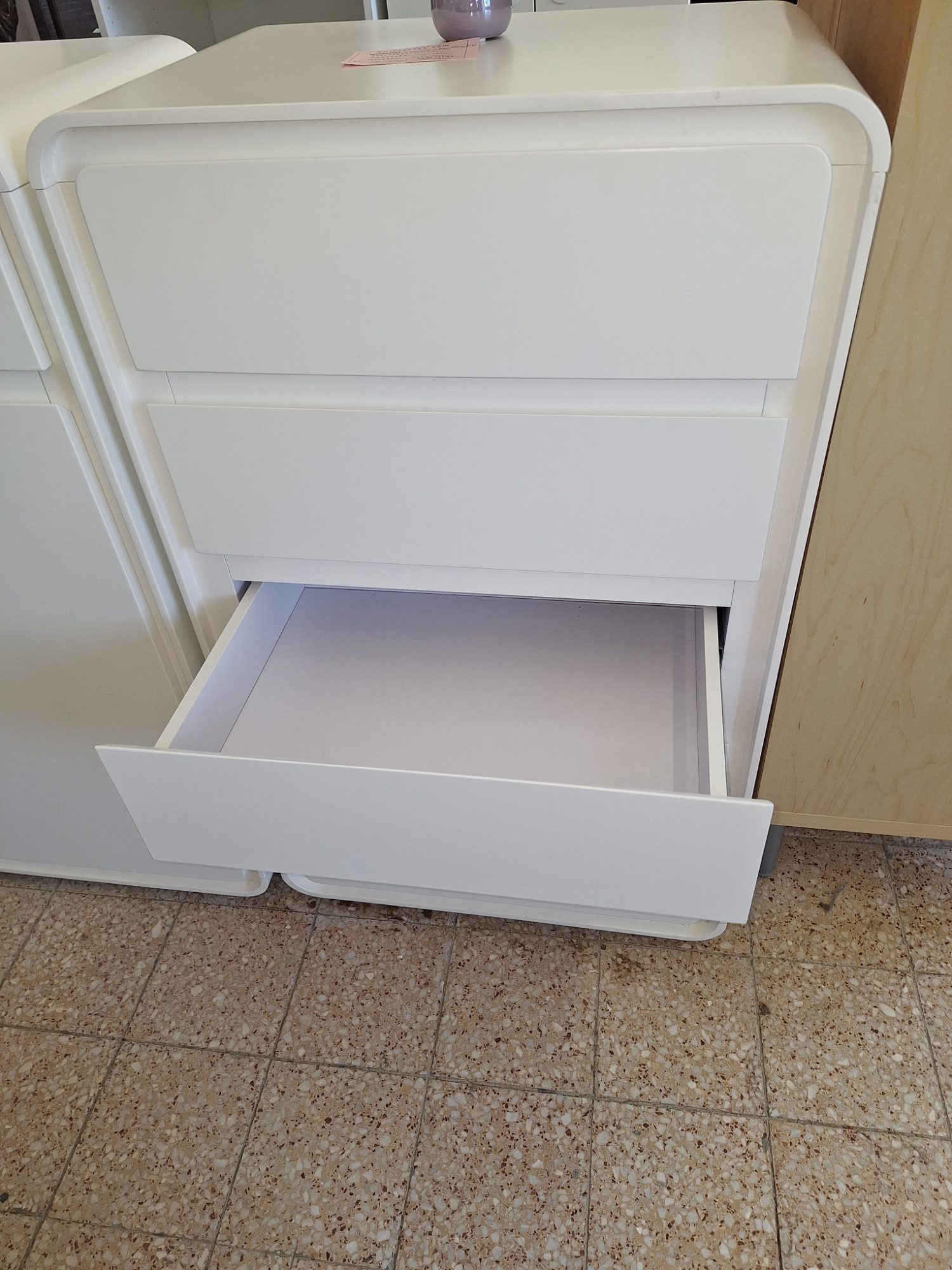 Elegáns megjelenésű letisztult 5 fiókos komód – 5. nézet