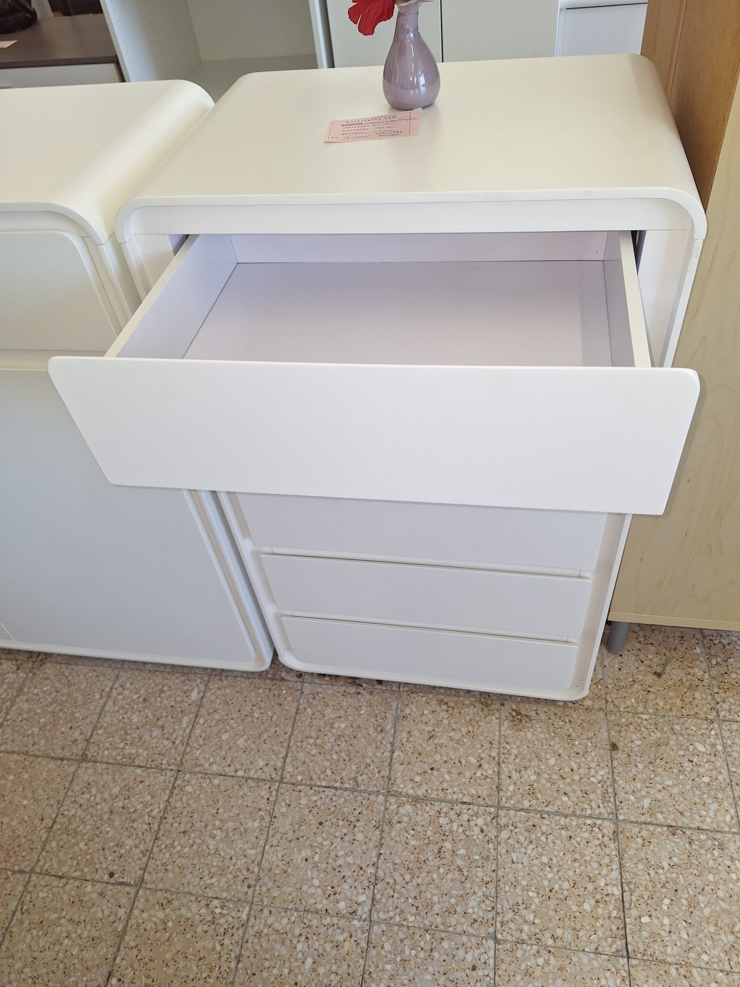 Elegáns megjelenésű letisztult 5 fiókos komód – 3. nézet