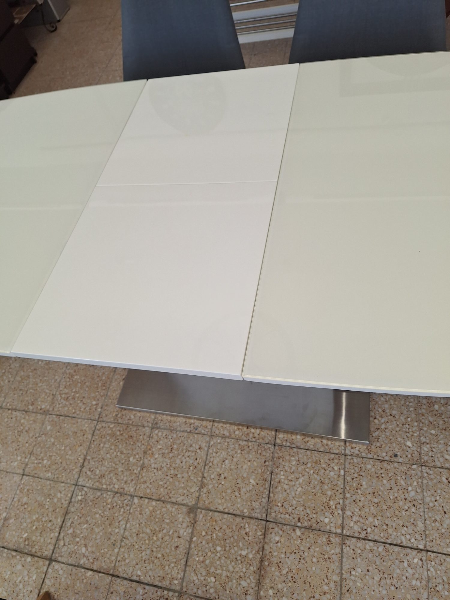 Gyönyörűszép modern bővíthető étkező asztal – 9. nézet