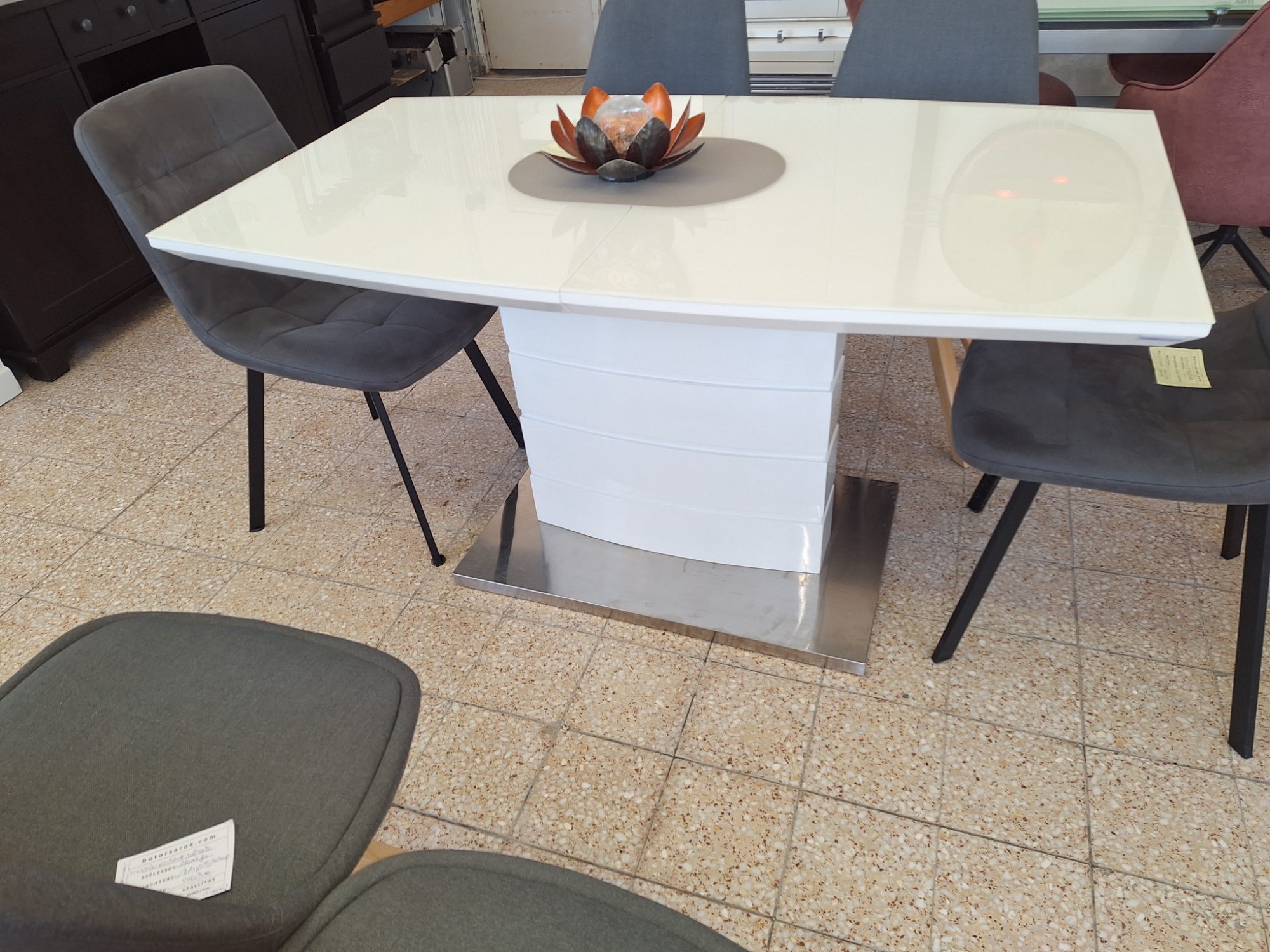 Gyönyörűszép modern bővíthető étkező asztal