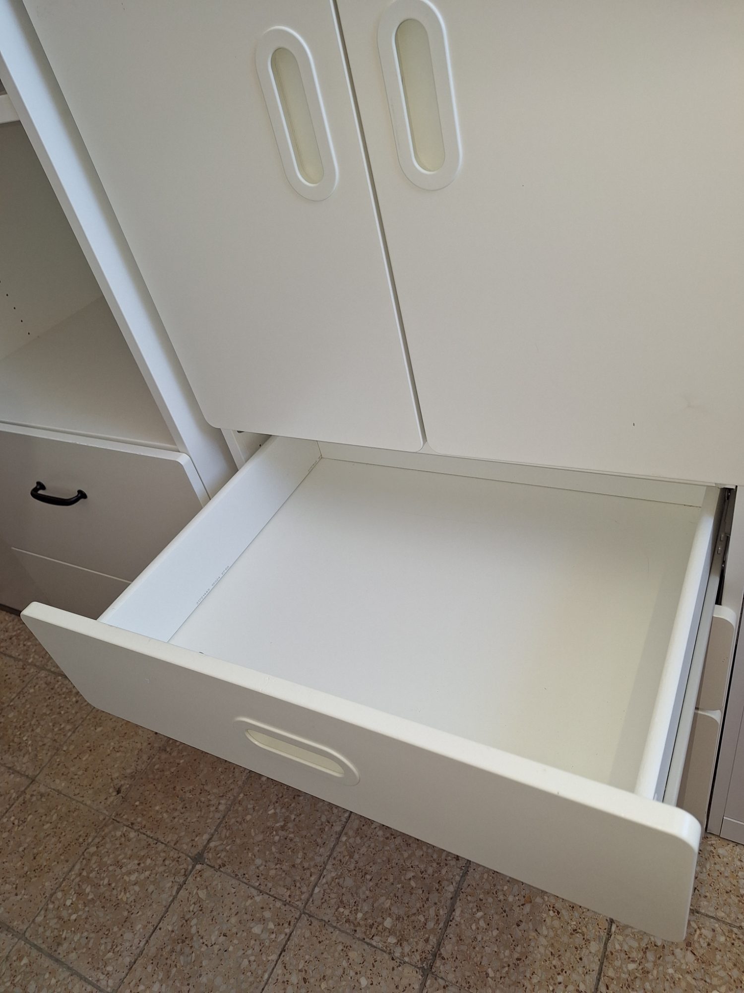 Ikeás praktikus ruhás szekrény – 5. nézet