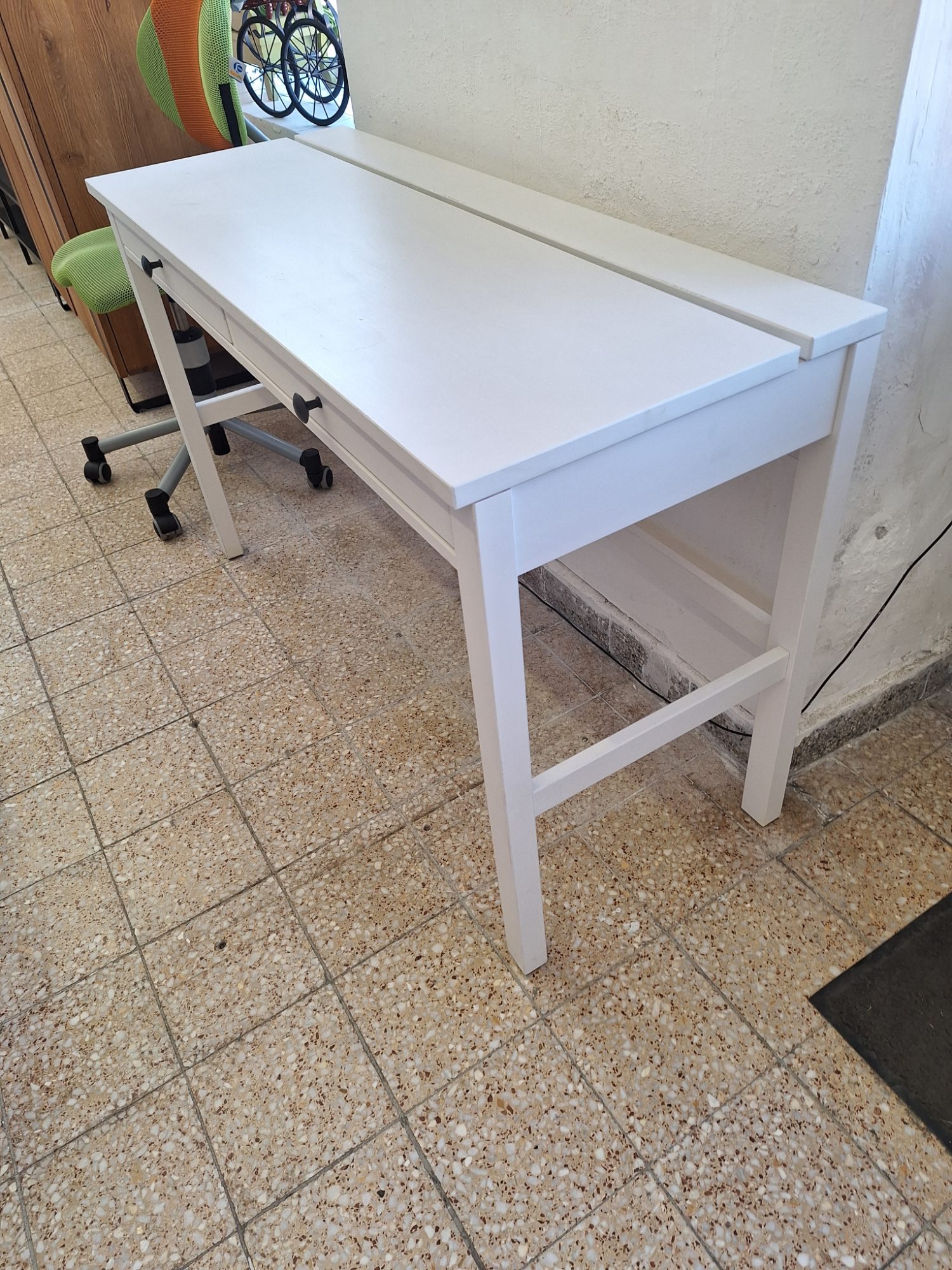 Ikeás Hemnes íróasztal  2 fiókos fehérre pácolt – 2. nézet