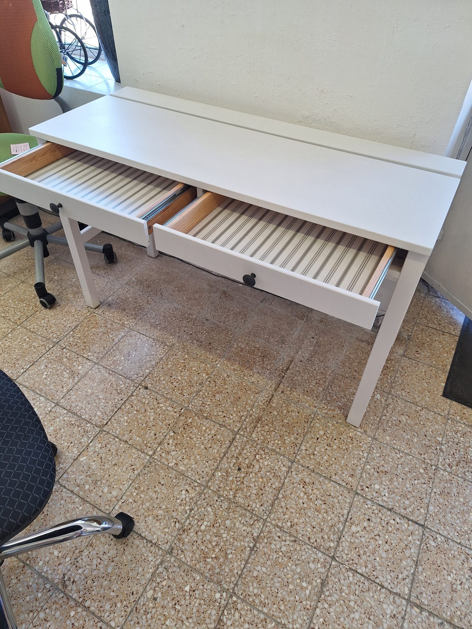 Ikeás Hemnes íróasztal  2 fiókos fehérre pácolt – 3. nézet