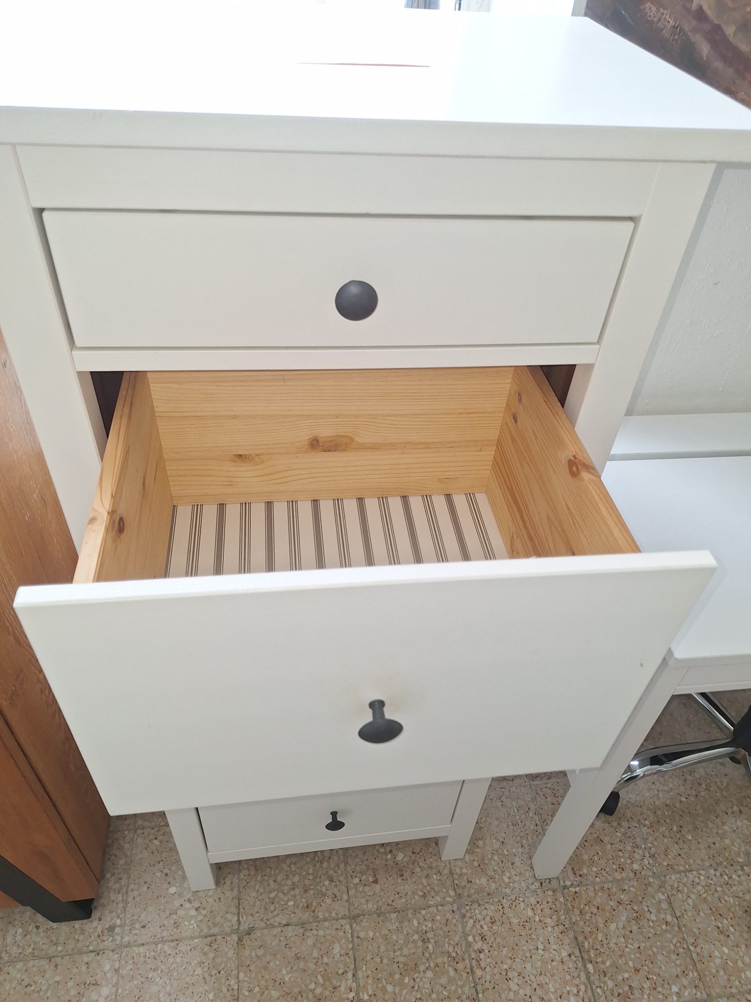 5 fiókos Ikeás Hemnes komód fehérre pácolt – 4. nézet