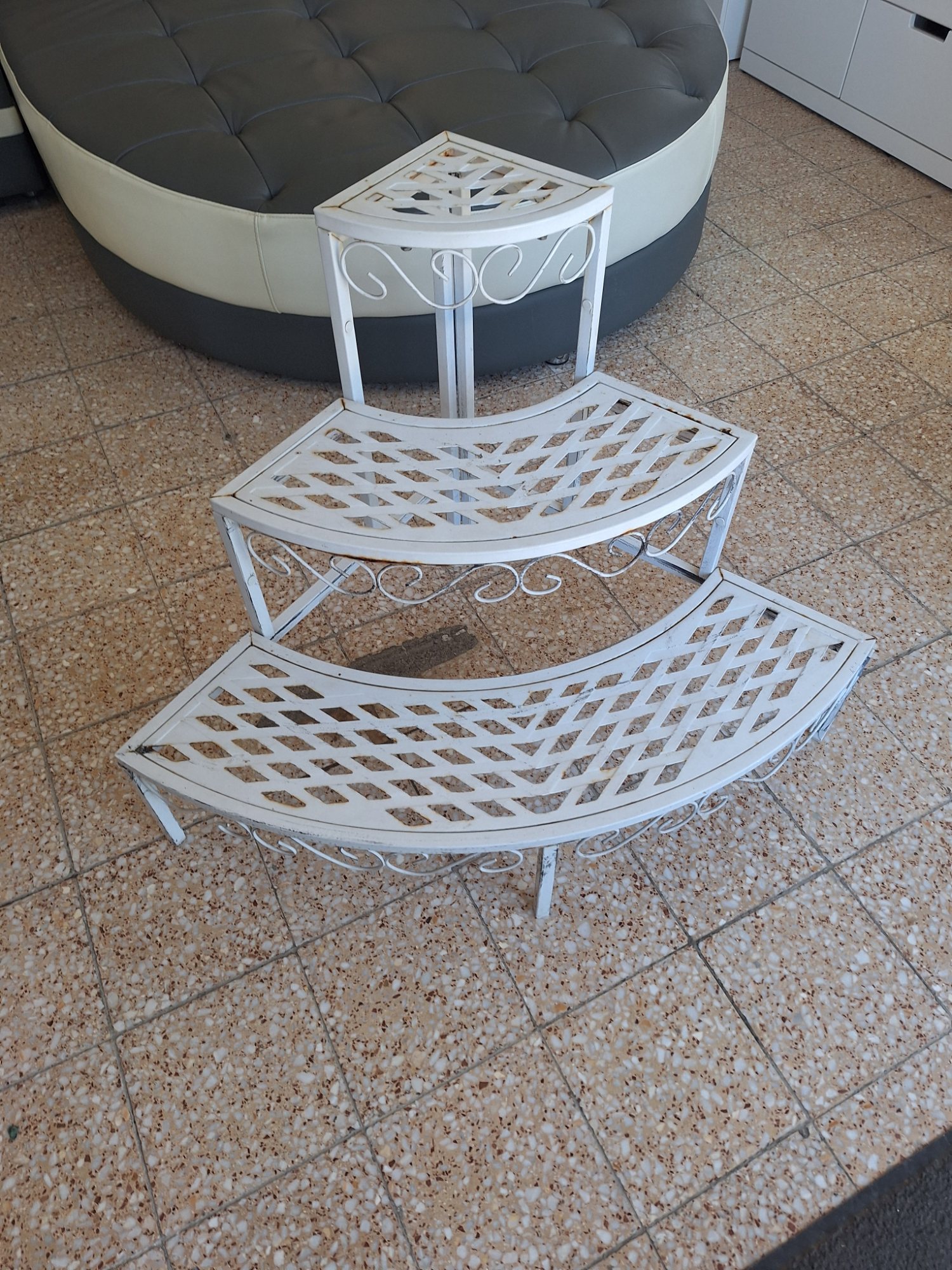 Geschwungener Eck-Blumenständer aus Metall – Ansicht 2