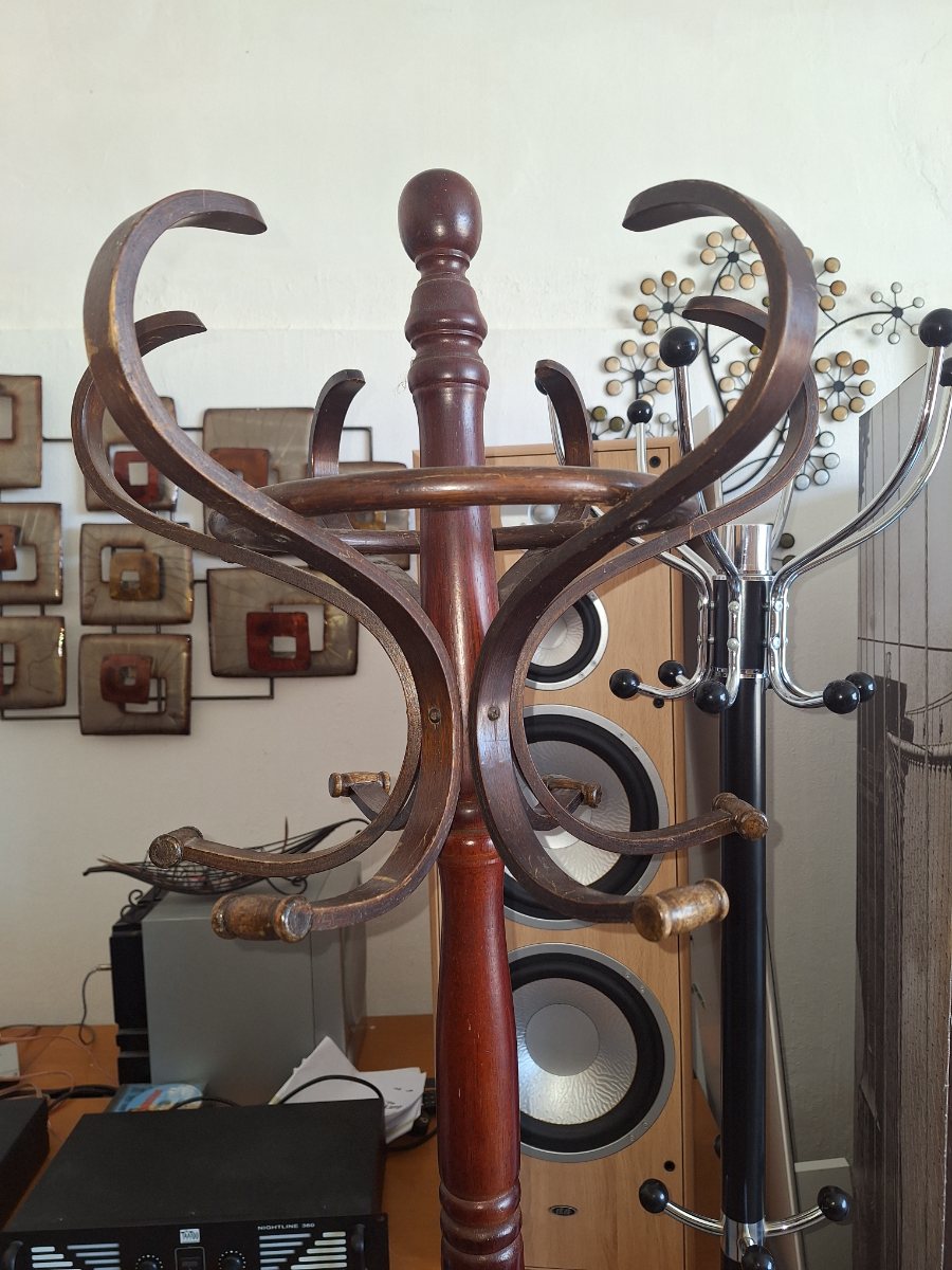 Dekorativer Garderobenständer im Thonet-Stil bei Bútorsarok in Letenye