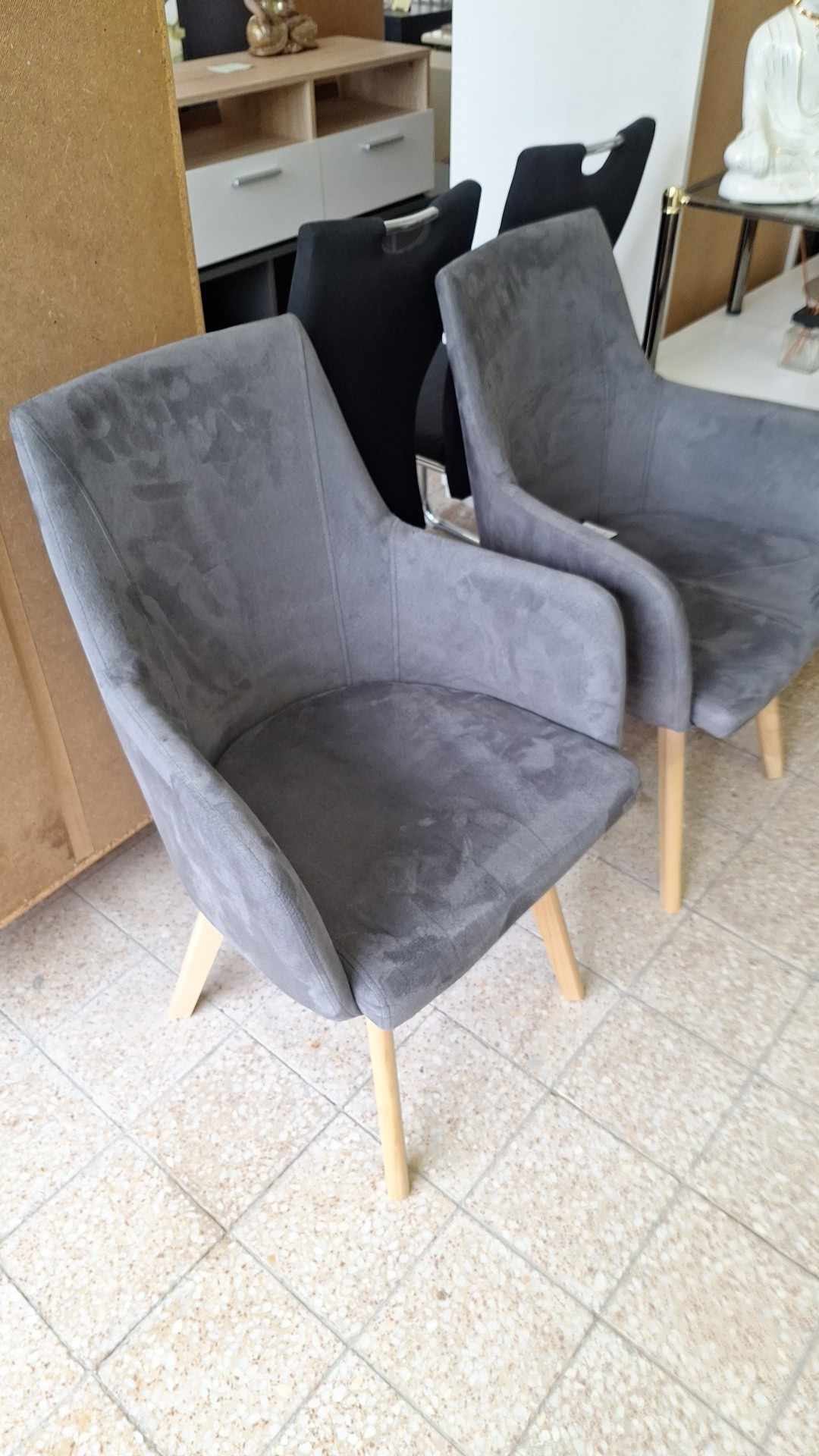 Carryhome Esszimmerstuhl mit grauem Veloursbezug