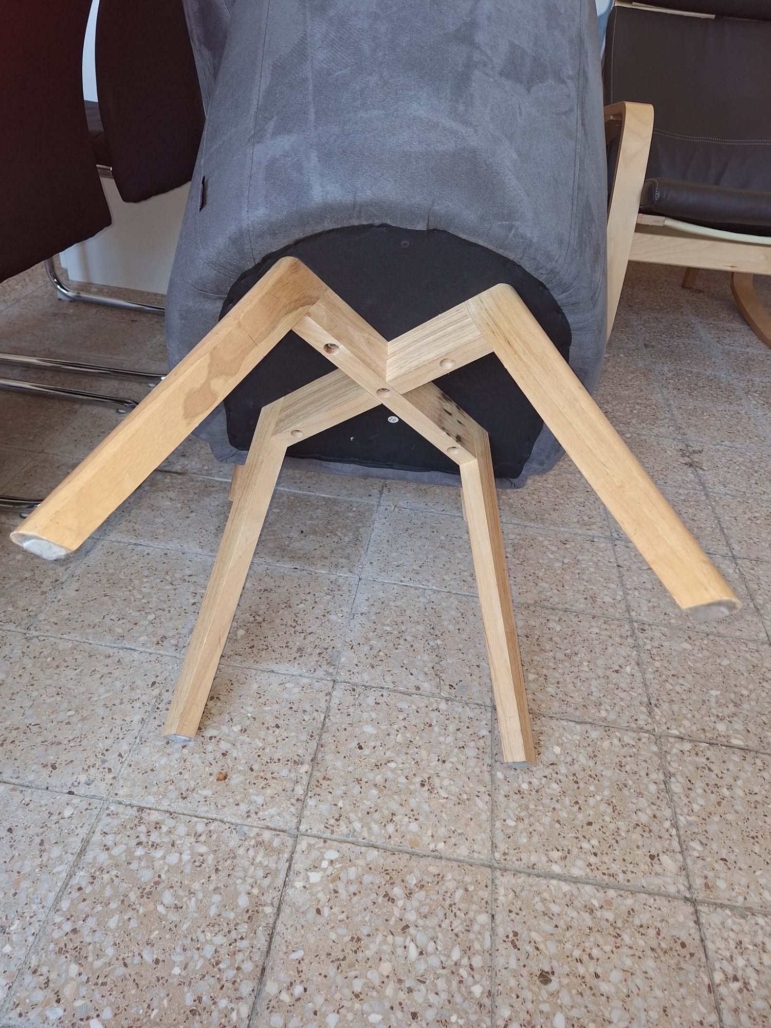 Carryhome Esszimmerstuhl mit grauem Veloursbezug – Ansicht 4
